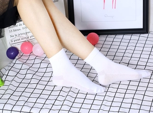 Gros plan de chaussettes en coton blanc montrant la texture et les mailles respirantes
