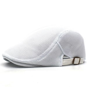 Detail van witte mesh baret met ademende stof en verstelbare metalen gesp