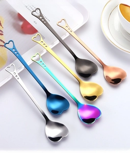 Dettaglio di cucchiaini da caffè a forma di cuore in acciaio inox in sei colori metallici