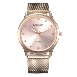 Détail de montre à quartz rose doré avec bracelet en maille et index en cristal