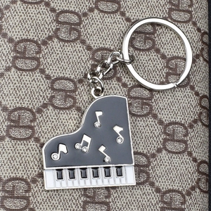 Portachiavi a forma di pianoforte in metallo con smalto nero e cristalli brillanti