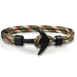 Bracelet nautique pour homme avec fermoir ancre noir mat sur une cordelette verte