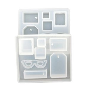 Dettaglio macro di stampi in silicone per gioielli in resina con forma di occhiali