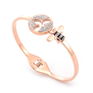 Bracelet en or rose avec pendentifs abeille et trèfle sertis de strass brillants