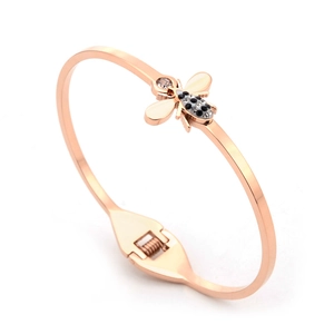 Bracelet jonc abeille or rose avec cristaux noirs et transparents sur fond blanc