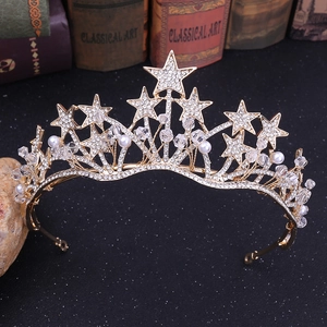 Dettaglio della corona da sposa fatta a mano con stelle di cristallo e perle su sfondo vintage
