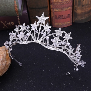 Elegante corona da sposa argentata con stelle, cristalli e perle su libri d'epoca