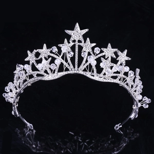 Dettaglio di un diadema da sposa argento con cristalli a stella e perle bianche con riflesso
