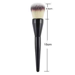 Large fluffy powder brush with 15cm black handle and gradient soft bristles for makeup
