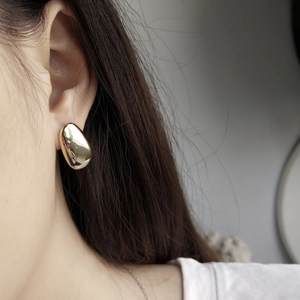 Polished 925 sterling silver oval stud earrings with a glossy golden drop-shaped design