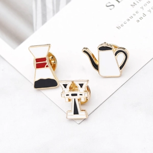 Broches vintage en émail de la série café avec tasses et théières rouges et noires