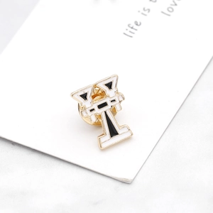 Détail macro de la broche trophée en émail avec carte Life is Love sur fond blanc