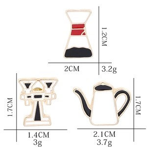 Lot de pins émaillés cafetière rétro avec dimensions et poids sur fond blanc pur