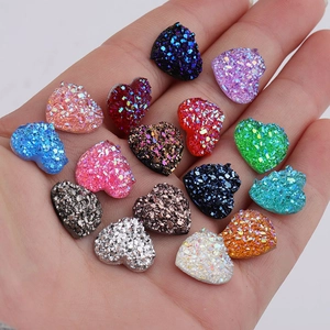 Macro-opname van 12mm hartvormige hars druzy bedeltjes met kleurrijke glitter-effect
