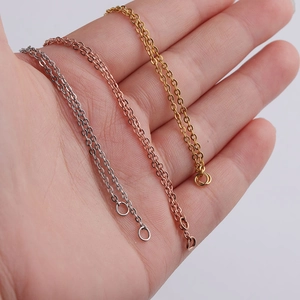 DIY Edelstahl Halsketten in Silber, Roségold und Gold präsentiert auf einer Hand