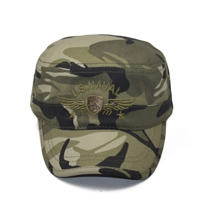 Detalle de gorra militar de camuflaje con bordado U.S. NAVAL y emblema de bronce army