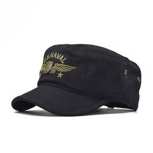 Gorra militar negra de copa plana con bordado dorado U.S. Naval y detalle de insignia