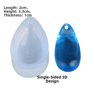 Makroaufnahme der Tropfen-Silikonform mit Maßen 2x3,3x1cm und blauem Harzanhänger