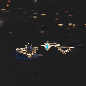 Set di anelli a corona in argento 925 con pietra arenaria blu e opale dorato