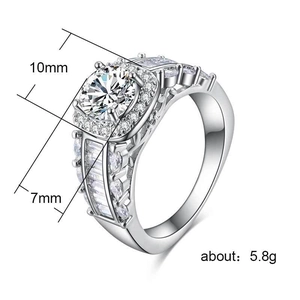 Luxe halo verlovingsring met grote zirkoon en zijstenen op een zilveren ringband