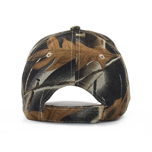 Dettaglio del berretto da baseball mimetico marrone con cinturino in velcro regolabile