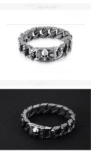 Detail view of mens punk stainless steel skull bracelet with dimensions 220mm length and 108g weight