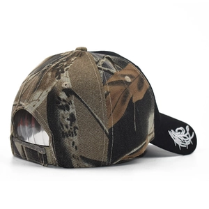 Detailansicht der Camouflage-Baseballkappe mit dem verstellbaren Klettverschluss am Hinterkopf
