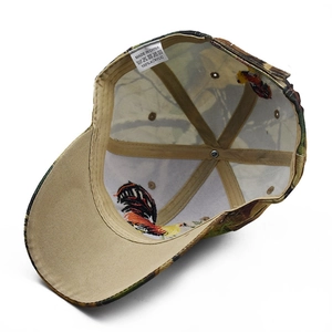 Detailansicht der Innenseite einer Camouflage-Basecap mit Hahn-Stickerei und Etikett.