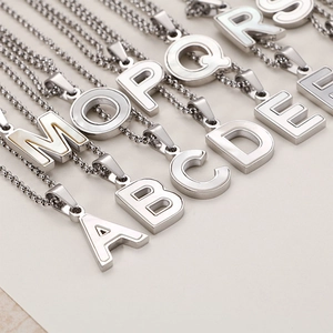 Collier élégant avec pendentif lettre en nacre argentée et chaîne à billes en acier