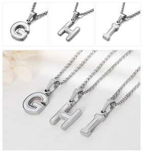 Gros plan de pendentifs lettres G, H, I en acier titane argenté et nacre blanche