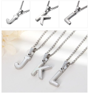 Détail macro de pendentifs J, K, L avec nacre blanche sur chaîne en acier argenté