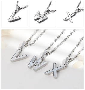 Vue détaillée des pendentifs lettres V W X en acier titane poli avec incrustation nacre