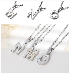 Détail des pendentifs lettres M, N et O avec incrustation de nacre sur chaîne en acier