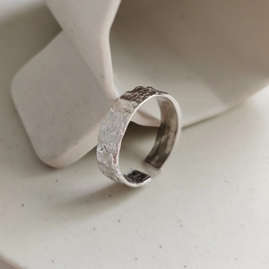 Minimalist 925 sterling silver open ring with unique hammered texture on matte ceramic