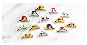 Gros plan de bijoux d'ongles en alliage or et argent avec des strass colorés et des perles
