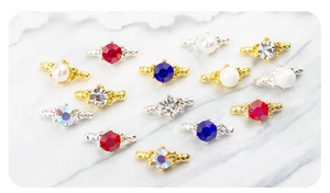 Vue détaillée de bijoux d'ongles en métal doré et argenté avec zircons et perles