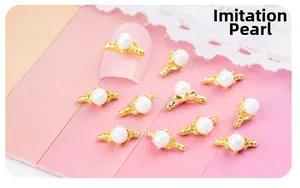Détails de bijoux à ongles dorés avec perles d'imitation sur fond rose pour manucure
