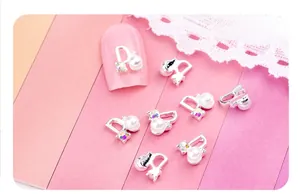 Macro de bijoux d'ongles lettre D argentés avec perles blanches et strass brillants