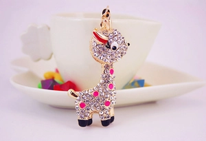 Detailaufnahme vom goldenen Giraffen-Schlüsselanhänger mit Strass und rosa Emaille