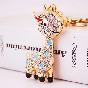 Goldener Giraffen-Schlüsselanhänger mit funkelnden Strasssteinen und blauen Flecken