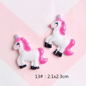 Detail of white resin unicorn DIY charm with pink glitter and purple horn, size 2.1x2.3cm
