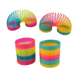 Set di molle arcobaleno colorate in plastica in diversi stati di estensione
