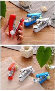Macro-opname van draagbare mini handmatige naaimachines in rood, blauw en wit