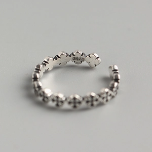 Vintage S925 sterling silver open ring featuring a continuous gothic cross pattern