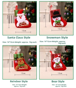 Détails des chaussettes de Noël avec motifs de Père Noël, bonhomme de neige et renne
