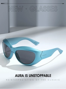 Vue détaillée des lunettes de soleil Y2K bleu mat avec branches géométriques épaisses