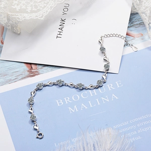 Elegantes herzförmiges Silberarmband mit klaren Zirkonia und verstellbarer Kettenlänge