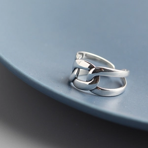 Minimalist 925 silver square chain open ring displayed on a blue ceramic plate edge