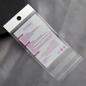 Transparante plastic sieradenverpakking met onderhoudsinstructies en handig ophanggat