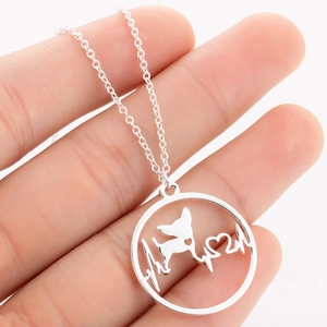 Gedetailleerde close-up van de schattige hond hartslag ronde hanger ketting, accessoire.